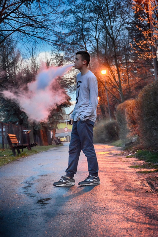 boutique-COTIGNAC-min_man_boy_vape_ecigarette_vaping_smoking_ecig_vapor-635340